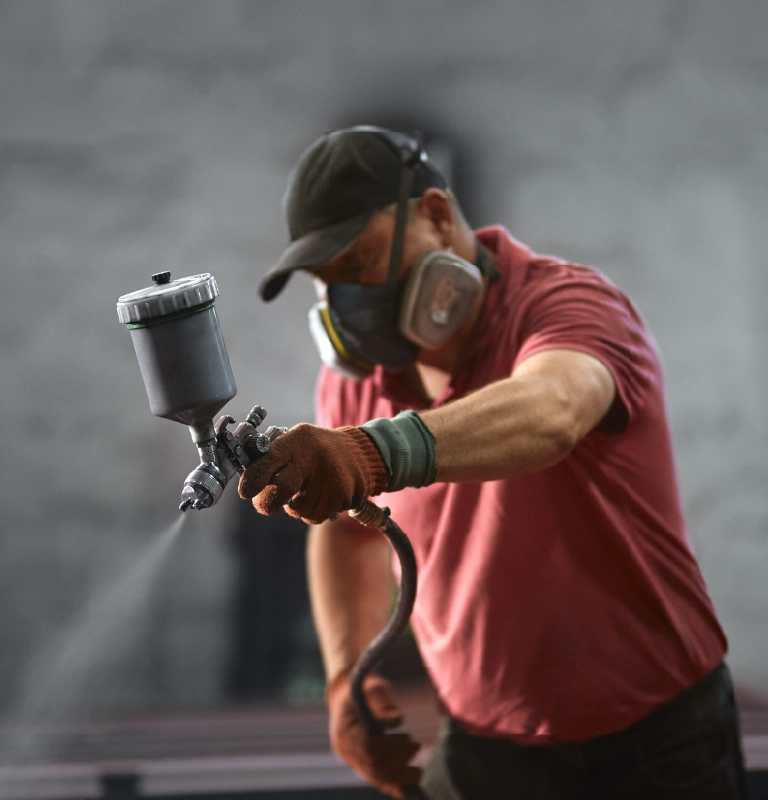 Mężczyzna malujący natryskowo