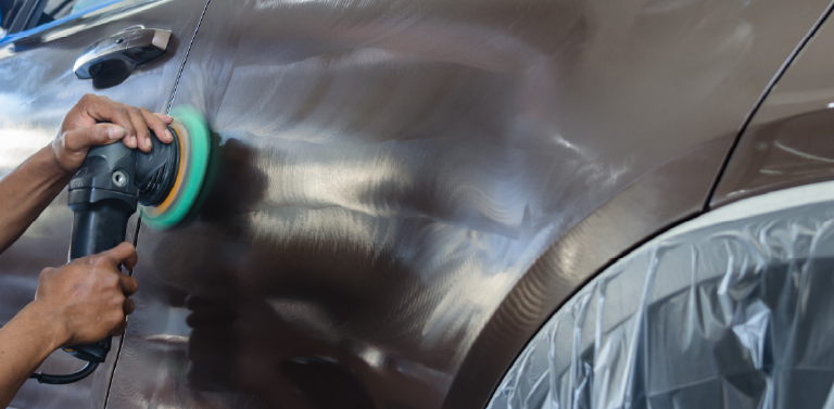 Szlifowanie drzwi samochodu