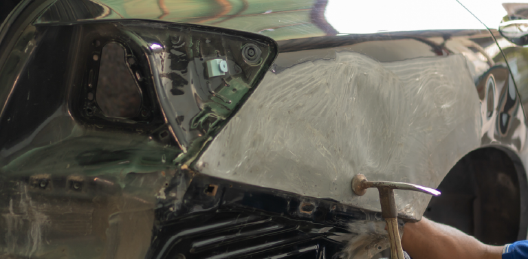 Prostowanie błotnika samochodu