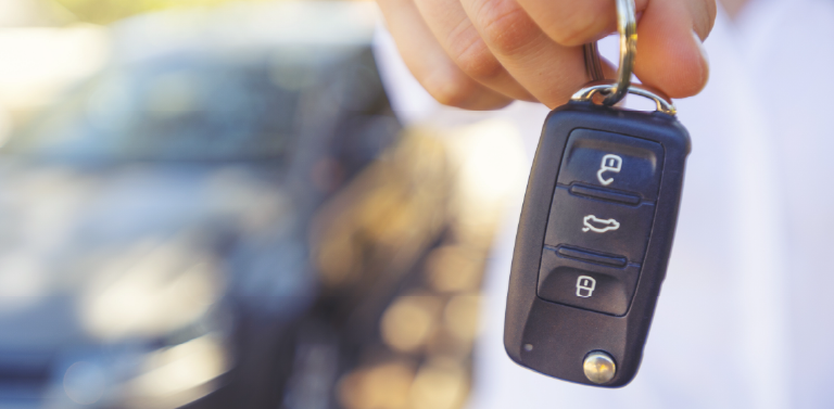 Klucz od samochodu w ręce