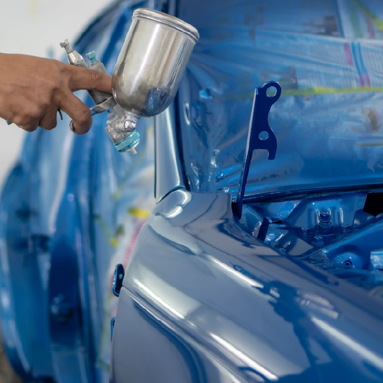 Malowanie samochodu na niebiesko