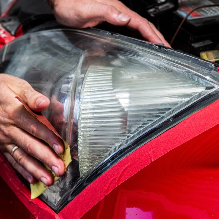 Czyszczenie reflektora samochodowego