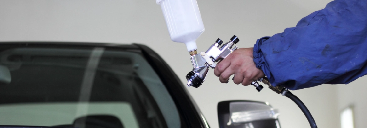 Pistolet lakierniczy w ręce