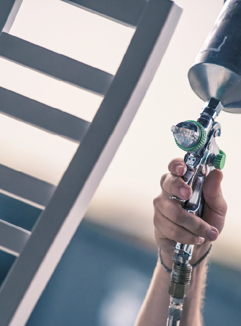 Pistolet lakierniczy w ręce